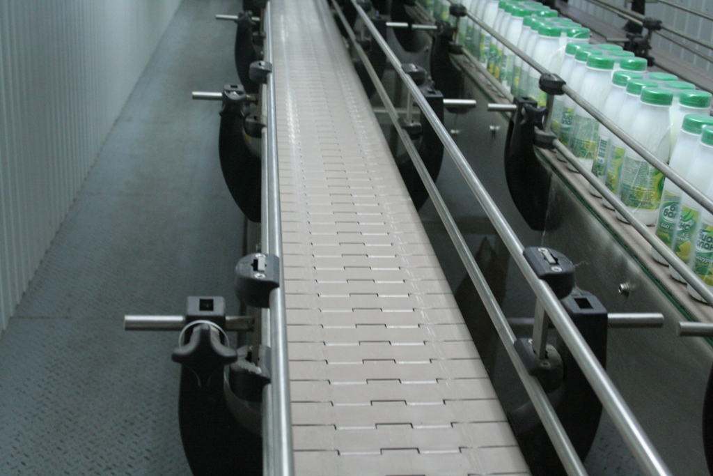 Flat top chain conveyors